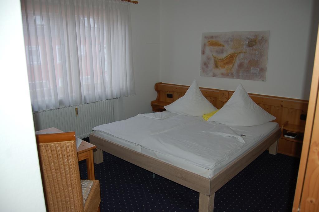 Brucker Gastehaus Hotel Fuerstenfeldbruck Room photo