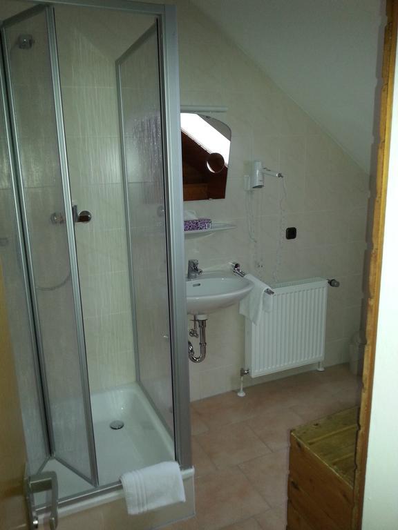 Brucker Gastehaus Hotel Fuerstenfeldbruck Room photo