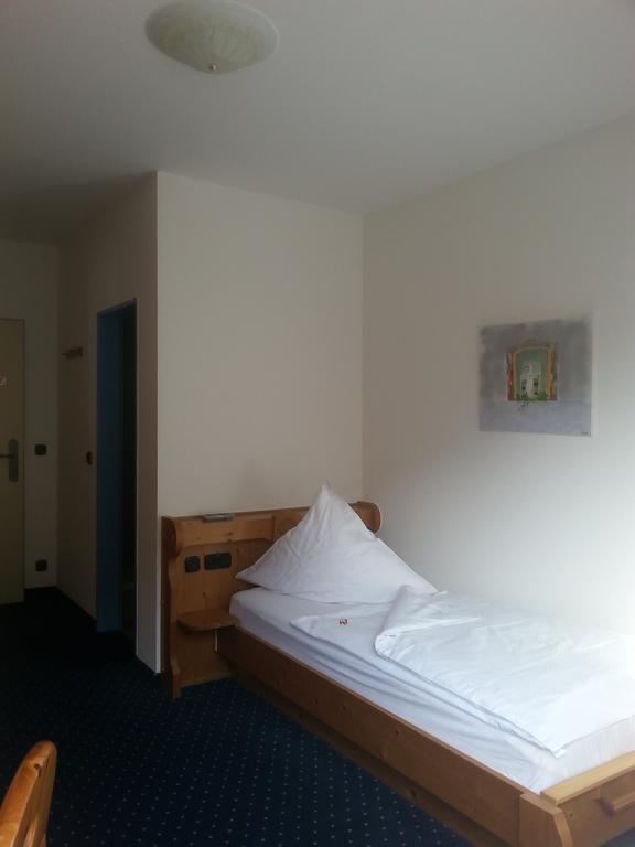 Brucker Gastehaus Hotel Fuerstenfeldbruck Room photo