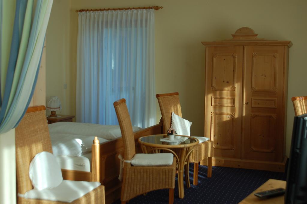 Brucker Gastehaus Hotel Fuerstenfeldbruck Room photo